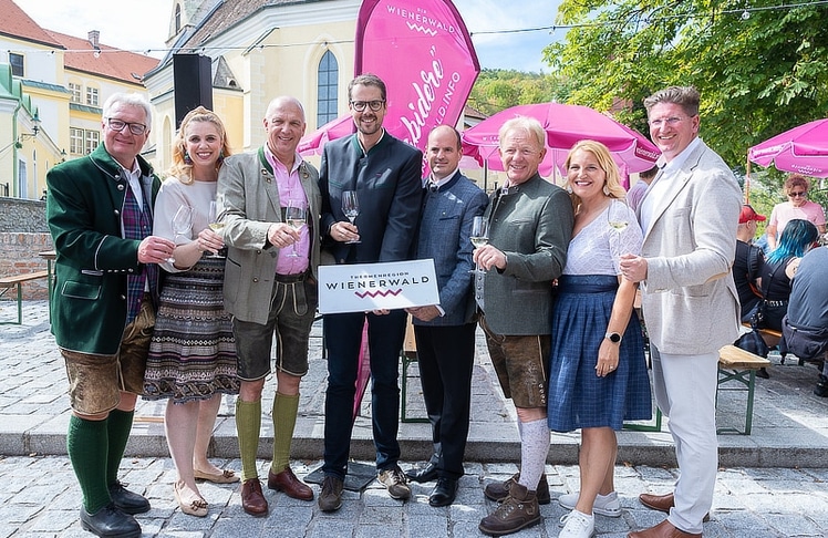 V.l.n.r.: Landtagsabgeordneter Christoph Kainz, Landtagsabgeordnete Marlene Zeidler-Beck, Bezirkshauptmann Philipp Enzinger, Wienerwald-Tourismus-Geschäftsführer Marcus Linford, Landtagsabgeordneter Rene Zonschits, Landtagsabgeordneter Peter Gerstner, Moderatorin Birgit Perl und Bezirkshauptmann Christian Pehofer