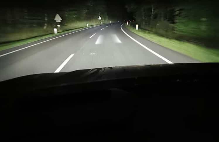 Das optionale Matrix-LED-Licht kann die eigene Fahrspur regelrecht auf die Straße zeichnen.