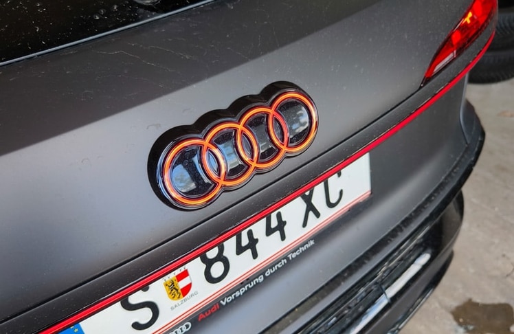 Am Heck sorgen die beleuchteten Audi-Ringe für einen Hauch Oberklasse.