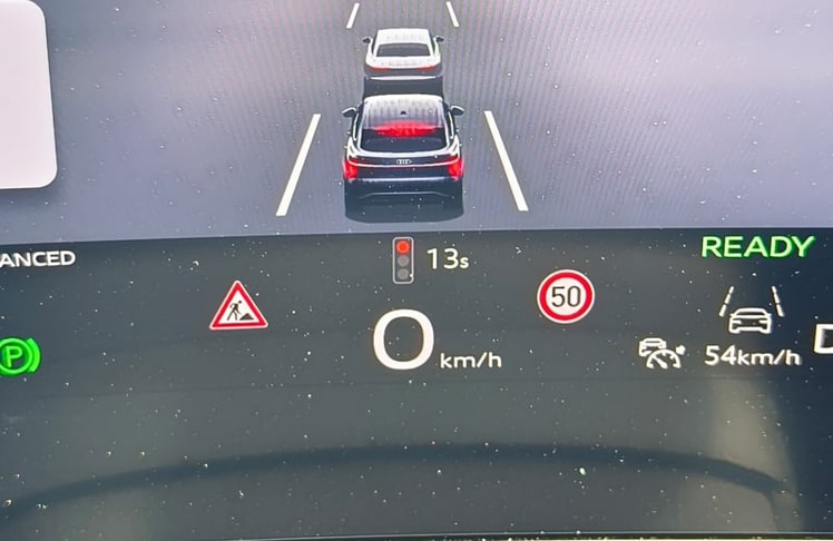 Bei kompatiblen Ampeln zeigt der Audi an, wie lange die Rotphase noch dauert, oder wie schnell man fahren muss, um eine "grüne Welle" zu erwischen.