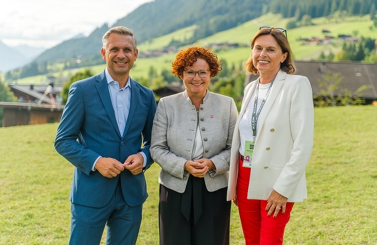 V.l.n.r.: Wirtschaftsminister Wolfgang Hattmannsdorfer, Tourismusstaatssekretärin Elisabeth Zehetner und Susanne Kraus-Winkler (Obfrau der Bundessparte Tourismus und Freizeitwirtschaft).