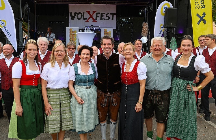 V.l.n.r.: Wiener Weinprinzessin Anna, Grünen-Politikerin Leonore Gewessler, die Präsidentin der WKW & Obfrau des Wirtschaftsbunds Wien Margarete Kriz-Zwittkovits, der Fachgruppenobmann Gastronomie der WKW Thomas Peschta, die Obmann-Stv. Fachgruppe Gastronomie WKW Barbara Prilisauer, der Vizepräsident der WKW Hans Arsenovic und Nationalratsabgeordnete Gudrun Kugler