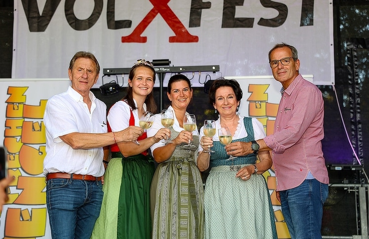 V.l.n.r.: Josef "Pepi" Fischer (Bezirksvorsteher-Stellvertreter für den 21. Bezirk), Wiener Weinprinzessin Anna, Christiane Flehberger (Vorstandsdirektorin für Privatkunden & KMU, Raiffeisenlandesbank NÖ-Wien AG), Margarete Kriz-Zwittkovits (Präsidentin WKW & Obfrau Wirtschaftsbund Wien) und Christian Meidlinger (1. Landtagspräsident) 