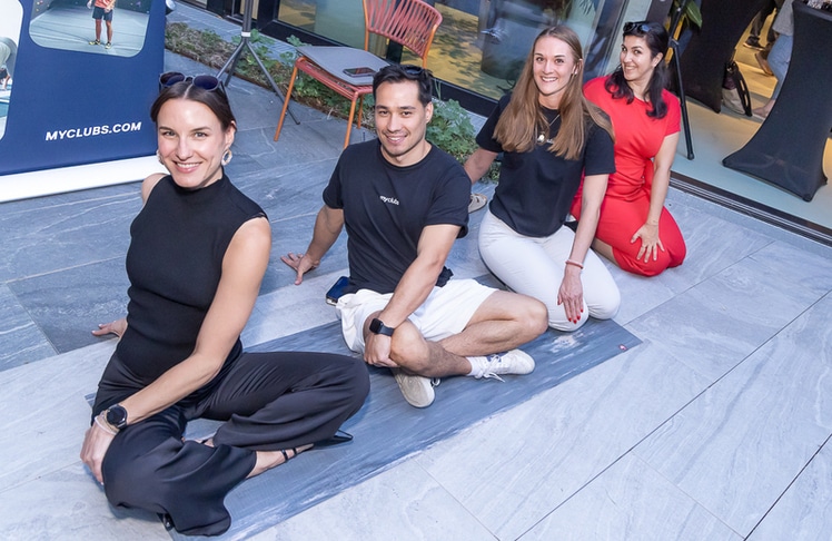 Rund 25 Gäste nahmen noch vor Eventbeginn im begrünten Innenhof des Hotels an einer halbstündigen, kostenlosen Slow-Pilates-Session teil.