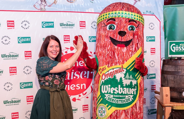 Kathrin Brandtner, Marketingleitung bei Wiesbauer, stellte die neuen Cabanossi Sticksies vor.