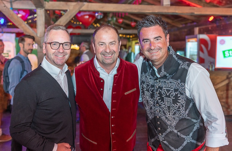 V.l.n.r.: Roland Schmid (Eigentümer und CEO, IMMOunited), Alexander Nikolai (Bezirksvorsteher, Leopoldstadt) und Andreas Hinker (Musiker "Die Lauser").