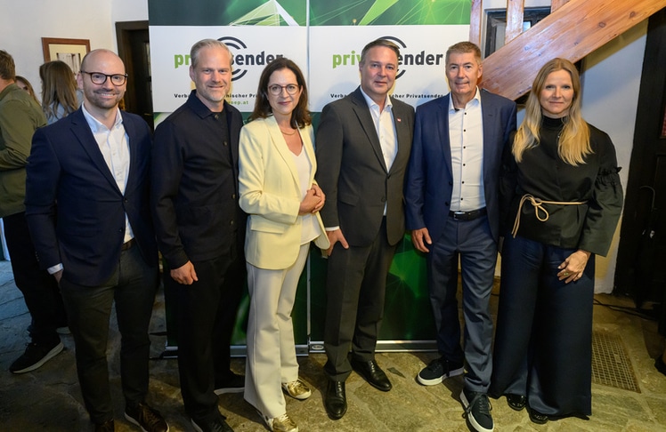 V.l.n.r.: Christoph Dovits (Vorstandsmitglied des VÖP), Alexander Winheim (1. stellvertretender Vorsitzender des VÖP), Corinna Drumm (Geschäftsführerin VÖP), Andreas Babler (Vizekanzler und Medienminister), Christian Stögmüller (Präsident des VÖP) und Pia Bambuch (Kassierin des VÖP).